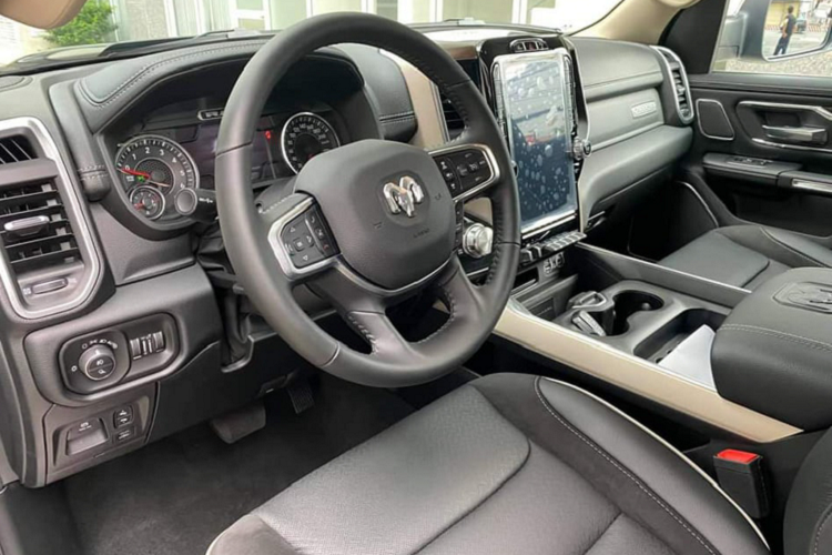 Ram 1500 tại thị trường Việt được phân phối duy nhất một phiên bản “Laramie”. Tại thị trường Bắc Mỹ, Ram 1500 được phân phối với nhiều phiên bản khác nhau như Limited, Limited Longhorn, Rebel, Laramie, Big Horn, Tradesman, TRX. Bên cạnh nhiều phiên bản đặc biệt khác (Special Edition).