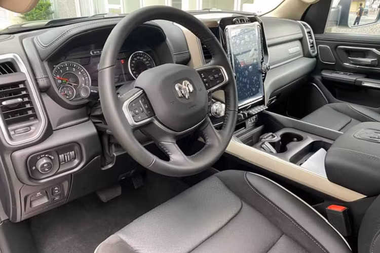 Ram 1500 tại thị trường Việt được phân phối duy nhất một phiên bản “Laramie”. Tại thị trường Bắc Mỹ, Ram 1500 được phân phối với nhiều phiên bản khác nhau như Limited, Limited Longhorn, Rebel, Laramie, Big Horn, Tradesman, TRX. Bên cạnh nhiều phiên bản đặc biệt khác (Special Edition).