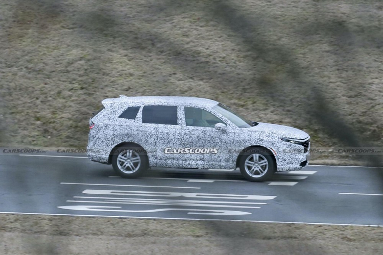 Qua những hình ảnh chụp trên đường thử, có thể thấy Honda CR-V 2023 mới sẽ tăng đáng kể về mặt kích thước với phần sườn xe dài hơn trước và kính cửa sổ lớn hơn. Ngoài ra, mẫu xe này còn sở hữu nắp ca-pô dài hơn Honda CR-V hiện đang được bán trên thị trường.