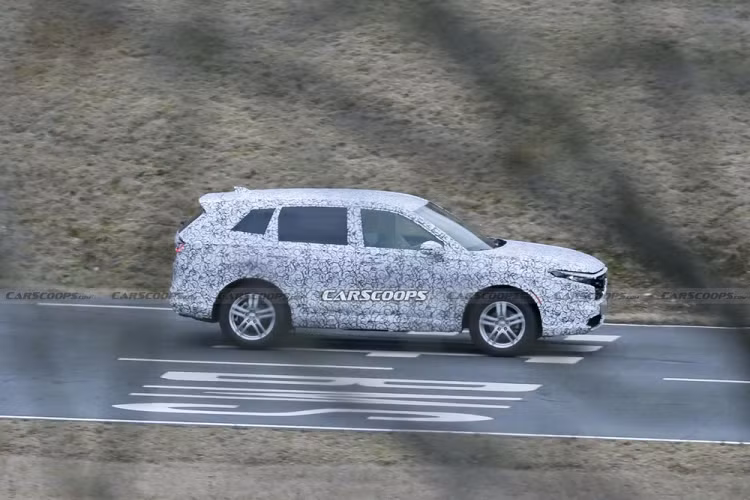 Qua những hình ảnh chụp trên đường thử, có thể thấy Honda CR-V 2023 mới sẽ tăng đáng kể về mặt kích thước với phần sườn xe dài hơn trước và kính cửa sổ lớn hơn. Ngoài ra, mẫu xe này còn sở hữu nắp ca-pô dài hơn Honda CR-V hiện đang được bán trên thị trường.