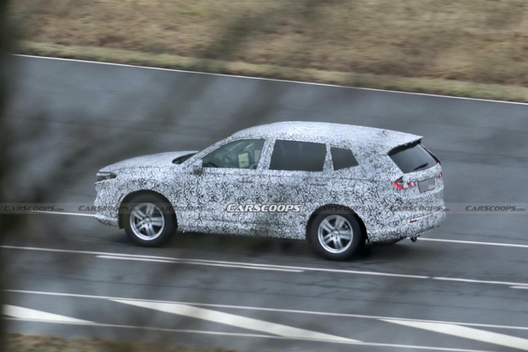 Với kích thước tăng lên, Honda CR-V 2023 dự kiến sẽ được trang bị nội thất 7 chỗ ở thị trường Mỹ. Khác với Việt Nam, Honda CR-V phiên bản hiện tại ở Mỹ chỉ có 5 chỗ ngồi. Hiện chưa có thông tin về động cơ của Honda CR-V thế hệ thứ 6. Theo tin đồn, Honda CR-V 2023 sẽ chỉ dùng hệ truyền động hybrid. Dự kiến, Honda CR-V thế hệ thứ 6 sẽ chính thức trình làng vào năm sau.