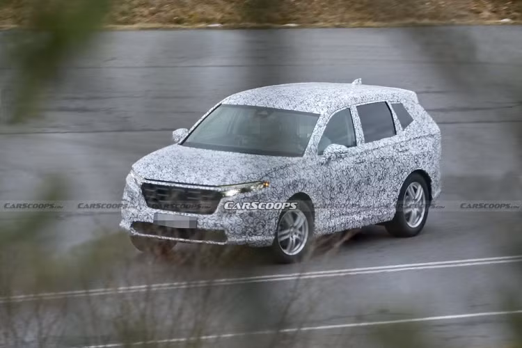 Tiếp đến là gương chiếu hậu được đặt ở vị trí thấp hơn trên cửa thay vì ở ngay chân cột A nhằm giảm tiếng gió đồng thời tăng thiết kế khí động lực học cho xe. Ngoài ra, trên sườn xe còn xuất hiện đường dập gân nổi bật, nằm bên trên tay nắm cửa, kéo dài từ đèn pha đến đèn hậu. Đằng sau, Honda CR-V 2023 không có cụm đèn hậu nằm dọc như phiên bản cũ.