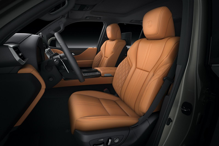 Bên cạnh đó, LX thế hệ mới cũng tiếp tục được trang bị hệ thống Crawl Control - hỗ trợ vượt lún cát nhẹ. Hệ thống Crawl Control trên LX thế hệ mới có tổng cộng 5 cài đặt tốc độ thấp do người lái lựa chọn: LO, MIDL, MID, MIDH và HIGH. Về cơ bản, hệ thống Crawl Control điều phối công suất động cơ, áp suất phanh thủy lực để giúp giảm độ trượt của bánh để hỗ trợ xe vượt cát lún (nhẹ).