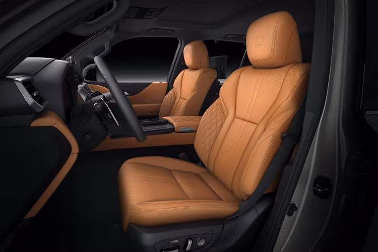 Bên cạnh đó, LX thế hệ mới cũng tiếp tục được trang bị hệ thống Crawl Control - hỗ trợ vượt lún cát nhẹ. Hệ thống Crawl Control trên LX thế hệ mới có tổng cộng 5 cài đặt tốc độ thấp do người lái lựa chọn: LO, MIDL, MID, MIDH và HIGH. Về cơ bản, hệ thống Crawl Control điều phối công suất động cơ, áp suất phanh thủy lực để giúp giảm độ trượt của bánh để hỗ trợ xe vượt cát lún (nhẹ).