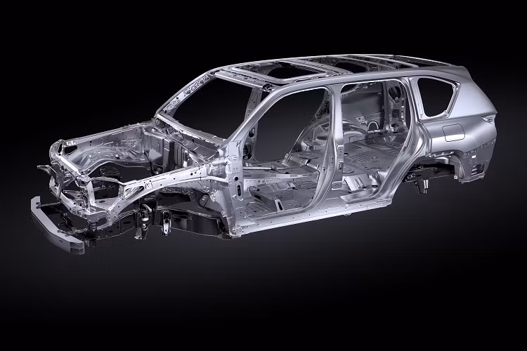 Bước sang thế hệ mới, Lexus LX600 2022 mới được “đập đi xây lại” toàn bộ thiết kế. Nổi bật nhất chính là phần đầu xe sở hữu cụm đèn pha full-LED sắc sảo sang trọng, mặt ca-lăng thiết kế mới ấn tượng, tạo cảm giác chiều sâu và có phần cầu kỳ hơn.