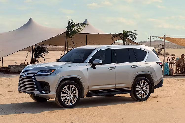 Hiện tại, hãng xe Nhật vẫn chưa công bố giá xe Lexus LX600 2022. Tại thị trường Việt Nam, Lexus LX là dòng xe SUV ăn khách và cực kỳ giữ giá nếu so với các mẫu xe cùng phần khúc của Đức. Dòng Lexus LX hấp dẫn khách hàng nằm ở thiết kế sang trọng, nội thất êm ái, khả năng vận hành linh hoạt, bền bỉ... Trong tương lai gần, Lexus LX600 2022 sẽ sớm được đưa về Việt Nam theo diện nhập tư và nhập chính hãng.