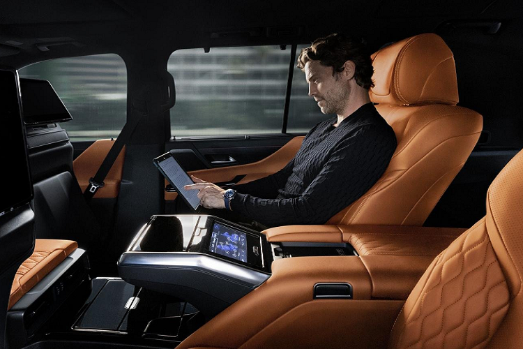 Lexus LX 600 có hệ thống lựa chọn đa địa hình (Multi-Terrain Select) cho phép người lái chọn từ 6 chế độ gồm: Tự động (Auto), Bụi bẩn (Dirt), Cát (Sand), Bùn (Mud), Tuyết sâu (Deep Snow) và Đá (Rock) - để hỗ trợ vận hành đa địa hình. Ngoài phanh thủy lực thông thường, hệ thống truyền động và hệ thống treo được tích hợp và điều khiển để tối ưu hóa theo chế độ đã chọn