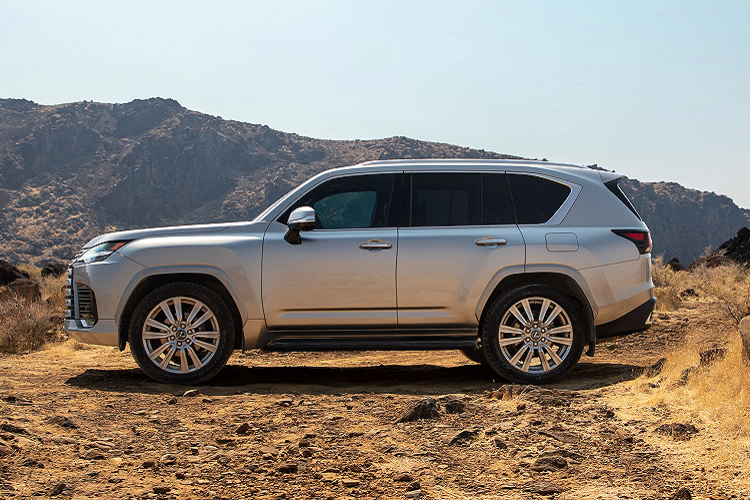 Giảm xóc có thể được thiết lập ở mức thấp mềm hơn để mang lại sự cảm giác thoải mái khi vượt qua các đoạn đường xóc, hoặc cứng hơn để mang lại cảm giác phẳng và ổn định khi đi quanh các khúc cua. Hệ thống treo tự động tùy thuộc vào việc kích hoạt chế độ lái hoặc chế độ chọn đa địa hình. Trạng thái chiều cao xe không chỉ được hiển thị trên bảng đồng hồ mà còn trên màn hình cảm ứng 7 inch. Ngoài ra, AHC không chỉ điều chỉnh chiều cao của xe mà còn phản ứng với những thay đổi của xe như độ cao và lăn trong quá trình quay đầu, tăng tốc và giảm tốc và hơn nữa.