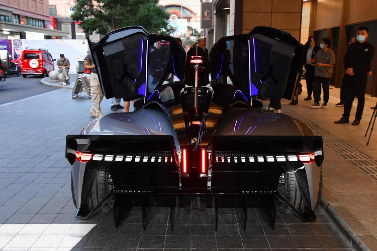 Bộ pin xe, lấy từ công ty Thụy Điển Northvolt, có dung lượng 75 kWh, cung cấp phạm vi di chuyển 600 km theo lời quảng cáo của công ty.