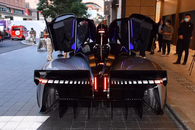 Bộ pin xe, lấy từ công ty Thụy Điển Northvolt, có dung lượng 75 kWh, cung cấp phạm vi di chuyển 600 km theo lời quảng cáo của công ty.