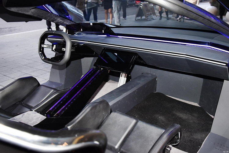 Về mặt thiết kế, nguyên mẫu Proto 1 hiện tại trông rất ấn tượng, ra dáng một hypercar với những đường gấp khúc rõ nét trên thân vỏ, bộ cửa cánh chim, trang bị khí động học nổi bật, và đặc biệt là hệ thống phanh trên nóc có thể thu vào.