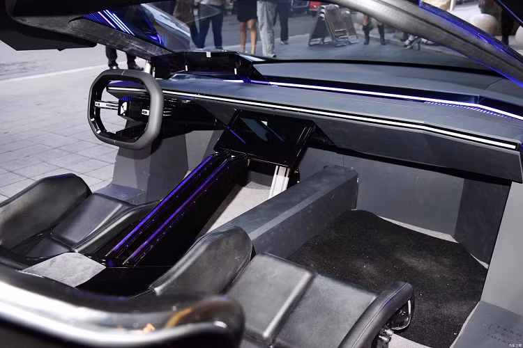 Về mặt thiết kế, nguyên mẫu Proto 1 hiện tại trông rất ấn tượng, ra dáng một hypercar với những đường gấp khúc rõ nét trên thân vỏ, bộ cửa cánh chim, trang bị khí động học nổi bật, và đặc biệt là hệ thống phanh trên nóc có thể thu vào.