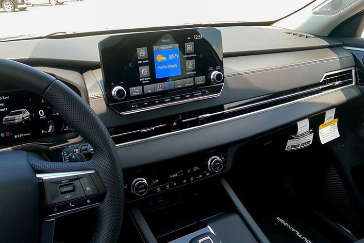 Bên trong nội thất của mẫu xe CUV Mitsubishi Outlander 2022 chính là bảng táp-lô thiết kế đa tầng, sử dụng cụm đồng hồ hỗ trợ lái kỹ thuật số kích thước 12,3 inch và màn hình giải trí trung tâm đặt nổi kích thước 9 inch hỗ trợ kết nối Android Auto &amp; Apple CarPlay.