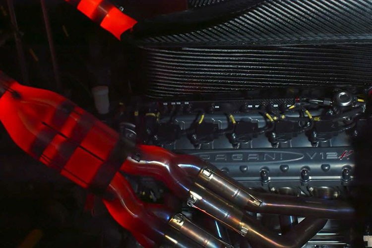 "Thần gió" Huayra R cũng có thêm các hốc gió mới trên nắp ca-pô để tạo sự ổn định và cải thiện luồng khí thoát ra từ đường ống dẫn bên dưới trong khi lỗ gió trên vòm bánh xe giúp điều hướng luồng khí đến các chi tiết khí động học phía sau.