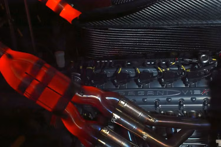 "Thần gió" Huayra R cũng có thêm các hốc gió mới trên nắp ca-pô để tạo sự ổn định và cải thiện luồng khí thoát ra từ đường ống dẫn bên dưới trong khi lỗ gió trên vòm bánh xe giúp điều hướng luồng khí đến các chi tiết khí động học phía sau.