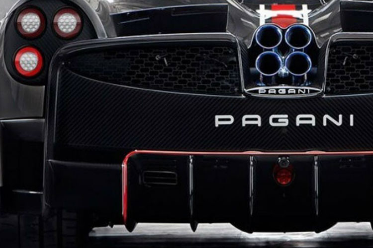 Hệ thống ống xả cũng đặc biệt không kém khi được phủ gốm và có độ dày chỉ bằng 1/3 so với độ dày của ống xả sử dụng trên những chiếc xe thương mại. Bốn ống xả đều có chiều dài bằng nhau để giúp tạo ra âm thanh hay và đặc trưng hơn. Mặt khác, bộ giảm âm cũng có thể được trang bị để đáp ứng yêu cầu của một số đường đua.