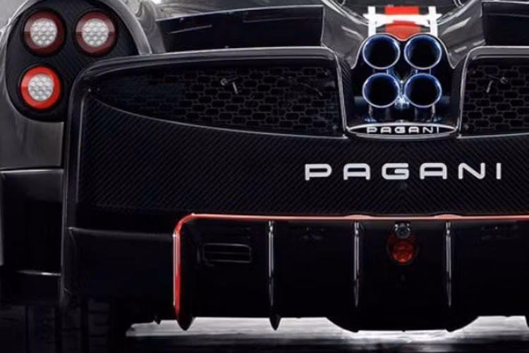 Hệ thống ống xả cũng đặc biệt không kém khi được phủ gốm và có độ dày chỉ bằng 1/3 so với độ dày của ống xả sử dụng trên những chiếc xe thương mại. Bốn ống xả đều có chiều dài bằng nhau để giúp tạo ra âm thanh hay và đặc trưng hơn. Mặt khác, bộ giảm âm cũng có thể được trang bị để đáp ứng yêu cầu của một số đường đua.