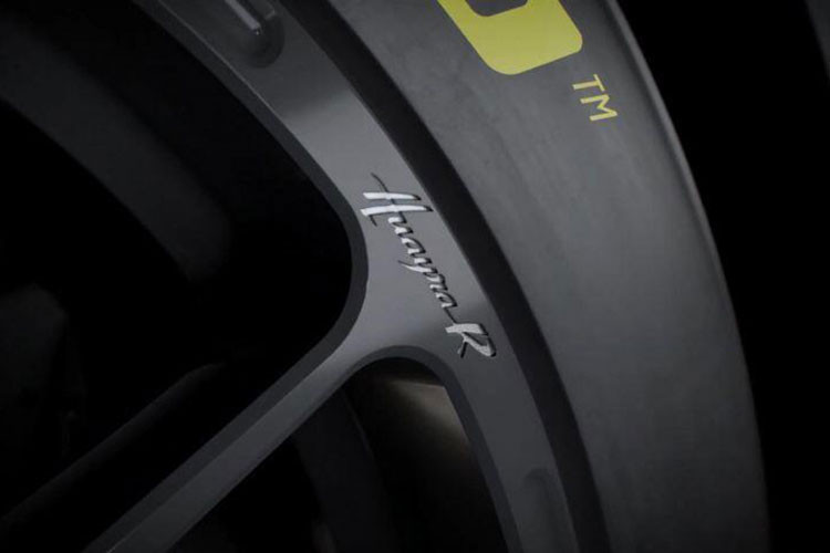 Bên ngoài, ngoại thất của chiếc Huayra R được Pagani chú trọng phát triển để có thể đạt hiệu quả khí động học tốt nhất với mục tiêu là 1.000 kg lực ép được sinh ra ở tốc độ 320 km/h. Để có thể làm được điều này, chiếc xe đã được trang bị thêm hai hốc hút gió mới giúp làm mát phanh trước đồng thời hướng luồng gió đi vòng qua hai bên thân xe.