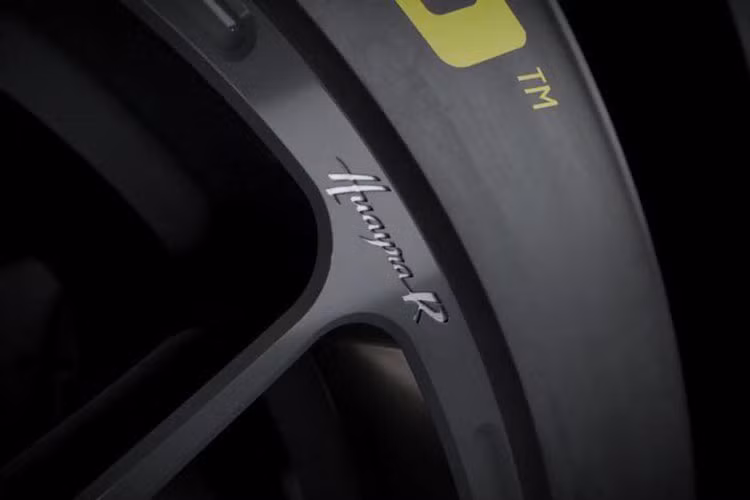 Bên ngoài, ngoại thất của chiếc Huayra R được Pagani chú trọng phát triển để có thể đạt hiệu quả khí động học tốt nhất với mục tiêu là 1.000 kg lực ép được sinh ra ở tốc độ 320 km/h. Để có thể làm được điều này, chiếc xe đã được trang bị thêm hai hốc hút gió mới giúp làm mát phanh trước đồng thời hướng luồng gió đi vòng qua hai bên thân xe.