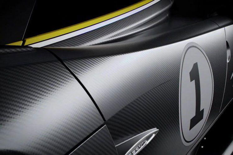 Kết hợp với động cơ này là hộp số tuần tự 6 cấp mới, cũng được Pagani phát triển cùng HWA AG. Hộp số này nặng khoảng 80 kg và sở hữu ly hợp ba đĩa được làm bằng kim loại theo kết cấu đặc biệt, thường dùng cho xe đua. Pagani cho biết hộp số này có thể giúp giảm thiểu tối đa thời gian sang số, độ chính xác cũng như đạt hiệu suất ma sát lên đến 95%.