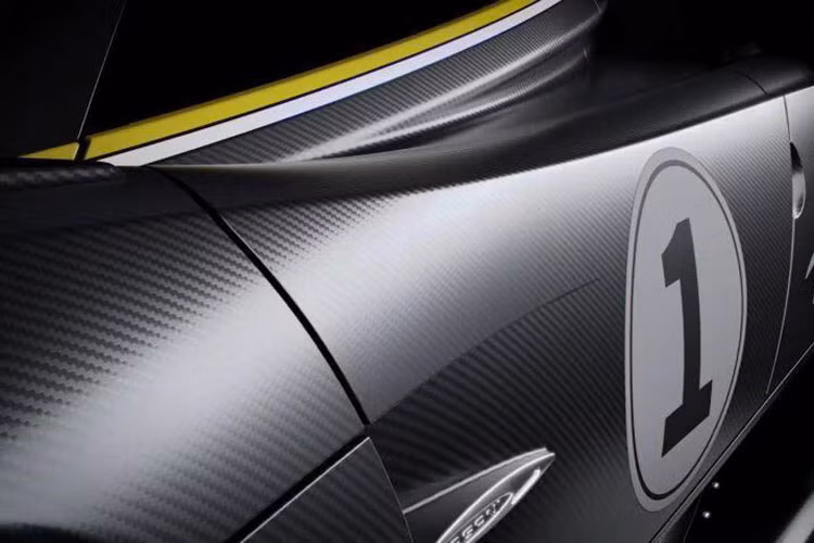 Kết hợp với động cơ này là hộp số tuần tự 6 cấp mới, cũng được Pagani phát triển cùng HWA AG. Hộp số này nặng khoảng 80 kg và sở hữu ly hợp ba đĩa được làm bằng kim loại theo kết cấu đặc biệt, thường dùng cho xe đua. Pagani cho biết hộp số này có thể giúp giảm thiểu tối đa thời gian sang số, độ chính xác cũng như đạt hiệu suất ma sát lên đến 95%.