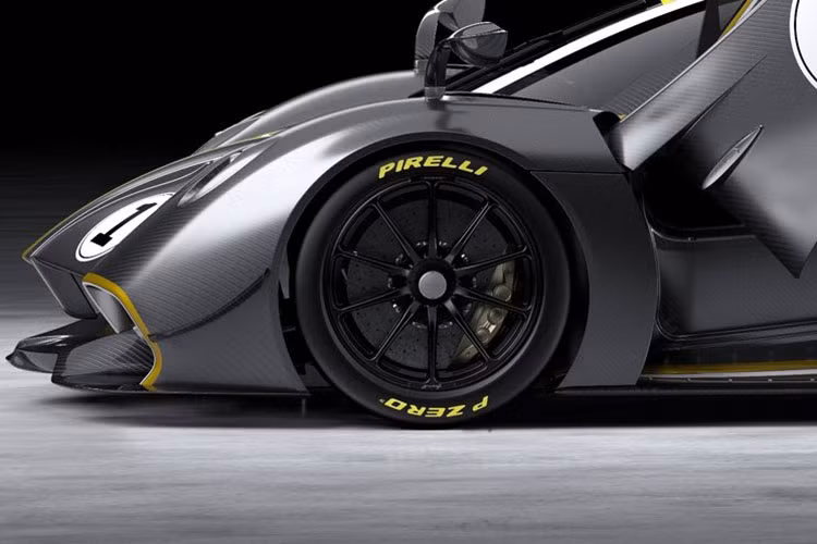 Cơ cấu này gồm một thanh chống lật và một khung trước được làm bằng hợp kim thép nhôm 41xx được thiết kế chuyên dụng cho đường đua. Nhờ vào những cải tiến này, khung gầm chiếc Huayra R được cải thiện 16% độ cứng xoắn và 51% độ cứng uốn so với Huayra tiêu chuẩn. Cấu trúc này cũng góp phần giảm khối lượng cho xe, giúp nó chỉ nặng 1.050 kg.