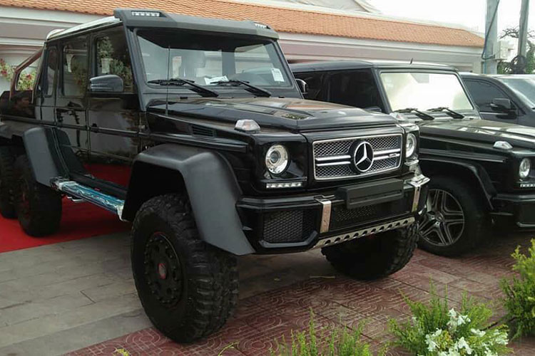 Điểm thú vị trên Mercedes-Maybach G650 Landaulet chính là chiều cao tăng thêm 302 mm so với bản tiêu chuẩn nên xe được trang bị bậc cửa chỉnh điện có thể tự động mở ra khi chủ nhân mở khoá xe, bậc cửa này còn xuất hiện nhiều đèn LED nhằm giúp chủ nhân có thể dễ dàng bước lên hoặc xuống xe trong những nơi thiếu sáng.