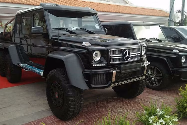 Điểm thú vị trên Mercedes-Maybach G650 Landaulet chính là chiều cao tăng thêm 302 mm so với bản tiêu chuẩn nên xe được trang bị bậc cửa chỉnh điện có thể tự động mở ra khi chủ nhân mở khoá xe, bậc cửa này còn xuất hiện nhiều đèn LED nhằm giúp chủ nhân có thể dễ dàng bước lên hoặc xuống xe trong những nơi thiếu sáng.