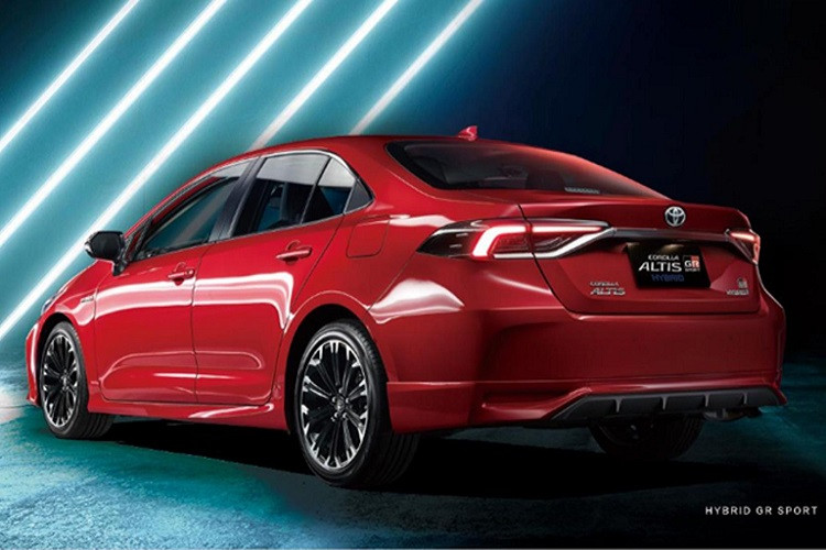 Toyota Corolla Altis 2021 tại Thái Lan sẽ được bán ra tổng cộng 3 phiên bản động cơ như phiên bản hiện tại bao gồm: 1.6L (125hp) và 1.8L hút khí tự nhiên (140hp) và phiên bản hybrid 1.8L (122hp xăng và điện). Cả ba phiên bản đều sử dụng kết hợp với hộp số tự động biến thiên vô cấp CVT hay eCVT trên bản hybrid.