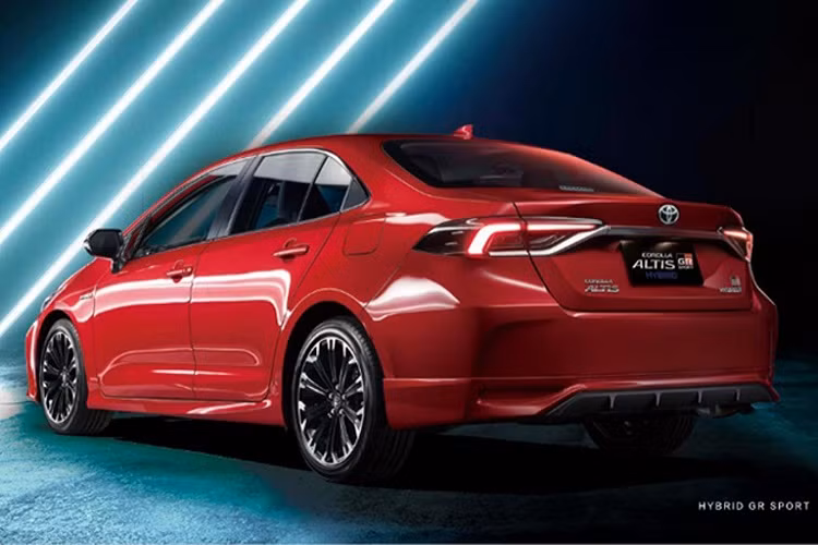 Toyota Corolla Altis 2021 tại Thái Lan sẽ được bán ra tổng cộng 3 phiên bản động cơ như phiên bản hiện tại bao gồm: 1.6L (125hp) và 1.8L hút khí tự nhiên (140hp) và phiên bản hybrid 1.8L (122hp xăng và điện). Cả ba phiên bản đều sử dụng kết hợp với hộp số tự động biến thiên vô cấp CVT hay eCVT trên bản hybrid.