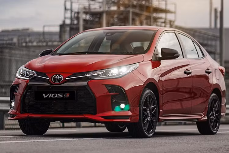 Đối với phiên bản 1.8 GR Sport, xe sẽ được trang bị màn hình hỗ trợ lái 7 inch MID, đi kèm với đồng hồ hỗ trợ lái kiểu analog thiết kế mới đẹp mắt hơn.