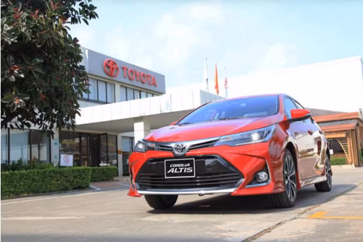 Trong tháng 11/2020 vừa qua, Toyota Corolla Altis chỉ đạt doanh số bán ra 461 xe, cộng đồn cả năm 2020 đạt 2.366 xe. Doanh số Corolla Altis thấp hơn các đối thủ như: Hyundai Elantra (589 xe tháng 11, cả năm 3.911 xe), Mazda3 (1.218 xe tháng 11, cả năm 8.538 xe) và Kia Cerato (1.737 xe tháng 11, cả năm 10.223 xe), nhưng cao hơn Honda Civic nhập Thái (329 xe tháng 11, cả năm 2.259 xe).