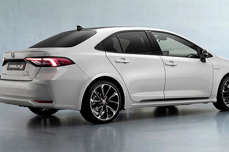 Trong khi phiên bản Hybrid cao cấp có thêm hệ thống soát hành trình (Cruise Control), cảnh báo điểm mù trên gương chiếu hậu (BSM). Cảnh báo phương tiện cắt ngang khi lùi (RCTA). Gương chiếu hậu tự động điều chỉnh khi gài số lùi.