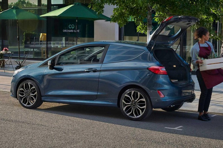 Trên lưới tản nhiệt hình lục giác với mắt lưới hình tổ ong của xe xuất hiện thêm logo Blue Oval của hãng Ford. Theo hãng Ford, logo này có kích thước lớn hơn nhằm tăng tính nhận diện khi xe chạy trên đường phố. Tuy nhiên, khác với những bản còn lại, Ford Fiesta Van 2022 sở hữu thiết kế 3 cửa.