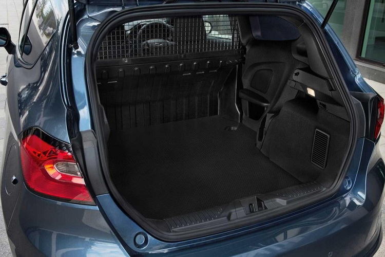 Bên trong Ford Fiesta Van 2022 là không gian nội thất chỉ có 2 chỗ ngồi. Trong khi đó, hàng ghế sau đã bị loại bỏ, nhường chỗ cho khoang chở hàng. Giữa khoang lái và khoang chở hàng còn có vách ngăn. Tuy là xe van nhưng Ford Fiesta Van 2022 vẫn được trang bị nội thất phối 2 màu đỏ - đen tương phản và thể thao hơn. Ghế của xe chẳng những mang đến cảm giác thoải mái hơn cho người ngồi nhờ chất liệu xốp mới mà còn đi kèm chỉ khâu màu đỏ thể thao hơn.