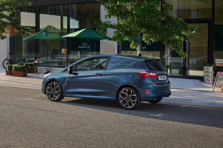 Thêm vào đó là màn hình thông tin giải trí dạng cảm ứng 8 inch nằm độc lập trên mặt táp-lô. Tuy nhiên, xe không có bảng đồng hồ kỹ thuật số với màn hình 12,3 inch, có thể chỉnh cấu hình và thay đổi giao diện tùy theo chế độ lái, như phiên bản khác của dòng Ford Fiesta 2022. Khoang chở hàng phía sau của Ford Fiesta Van 2022 có thể tích 960 lít và chứa được vật dài 1.283 mm. Ngoài ra, mẫu xe van cỡ B này còn có tải trọng tối đa là 531 kg.