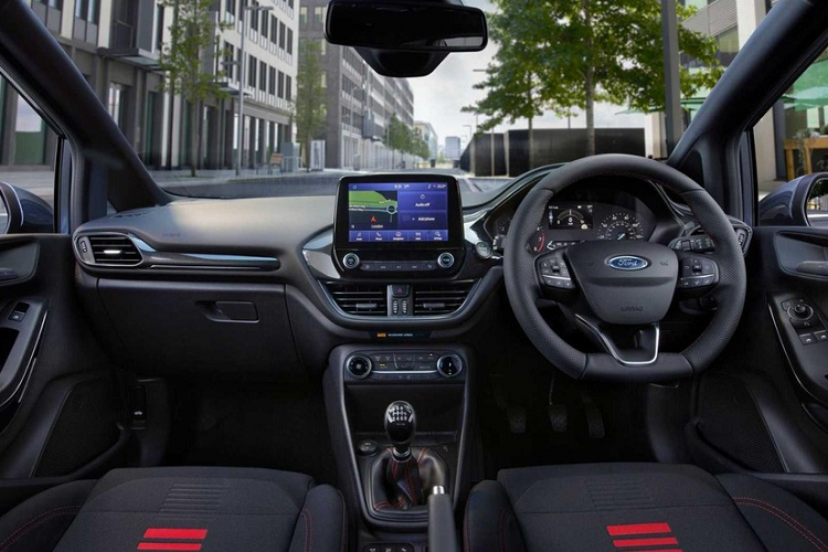 Bên ngoài, Ford Fiesta Van 2022 cũng được áp dụng một số thay đổi tương tự những phiên bản còn lại của dòng xe hatchback hạng B này. Theo đó, xe được trang bị đèn pha LED với tính năng chống lóa mới và viền màu đen xung quanh đèn hậu.