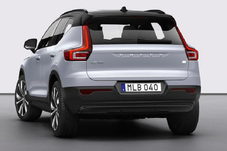 Xe được trang bị bộ pin có dung lượng 78 kWh cung cấp khả năng hoạt động 418 km trong một lần sạc đầy. XC40 EV có thể sạc đầy trong 8 giờ với cổng sạc AC 11 kW tiêu chuẩn hoặc 0 - 80% trong 40 phút với bộ sạc nhanh DC 150 kW. Mức giá xe Volvo XC40 Recharge T5 PHEV 2021 tại thị trường Đông Nam Á chưa được công bố chính thức.