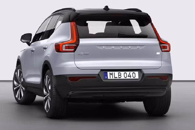 Xe được trang bị bộ pin có dung lượng 78 kWh cung cấp khả năng hoạt động 418 km trong một lần sạc đầy. XC40 EV có thể sạc đầy trong 8 giờ với cổng sạc AC 11 kW tiêu chuẩn hoặc 0 - 80% trong 40 phút với bộ sạc nhanh DC 150 kW. Mức giá xe Volvo XC40 Recharge T5 PHEV 2021 tại thị trường Đông Nam Á chưa được công bố chính thức.