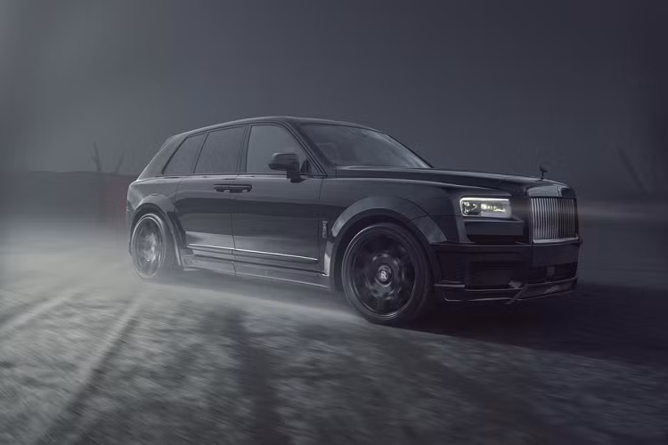 Nhìn trực diện, Rolls-Royce Black Badge hàng độc này có cản trước lớn hơn, bộ chia gió trước giúp hạn chế lực nâng trục trước khi chạy ở tốc độ cao. Phía sau, Spofec bổ sung thêm cánh gió đuôi và bộ khuếch tán cỡ lớn.