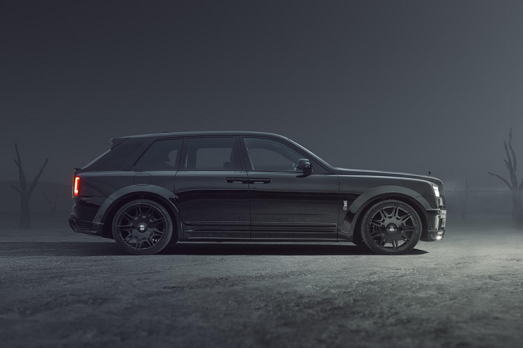 Để làm nổi bật ngoại hình, chiếc Cullinan Black Badge được trang bị bộ widebody của Spofec. Các vòm bánh xe mở rộng giúp chiếc SUV siêu sang rộng thêm 99 mm phía trước và 119 mm phía sau. Ngoài ra, chiều rộng tổng thể của xe cũng tăng thêm 175 mm.