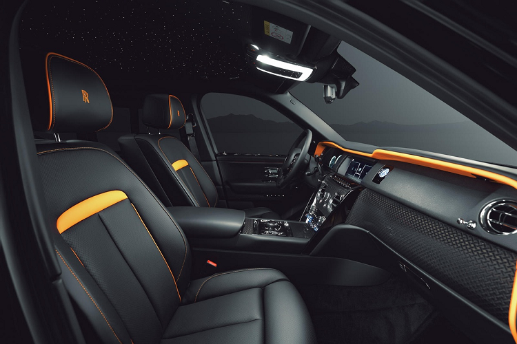 Mẫu SUV này còn được trang bị mô-đun điều khiển cho hệ thống treo khí nén, giúp giảm chiều cao hành trình phuộc xuống khoảng 40 mm. Điều này cũng giúp cải thiện khả năng xử lý và hạ thấp trọng tâm xe.