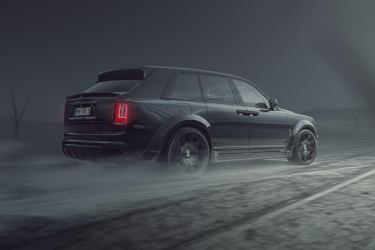 Vòm bánh xe lớn hơn cũng phù hợp với bộ mâm đúc 24 inch của Vossen. Bộ mâm được thiết kế đặc biệt dành cho đường đua, sơn đen với 9 chấu kép, đi kèm với lốp hiệu suất cao có kích thước 295/30 R24 cả trước và sau.