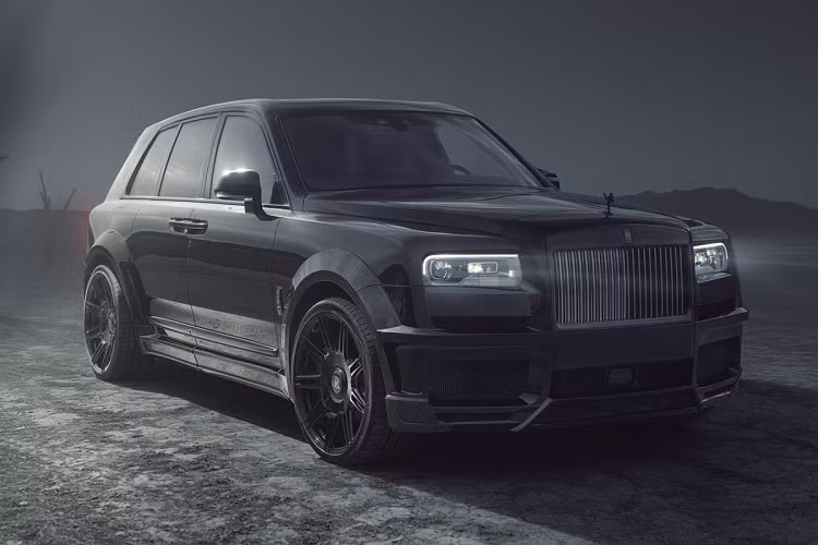 Là một trong những chiếc SUV sang trọng hàng đầu thế giới, Rolls-Royce Cullinan mới luôn thu hút sự chú ý khi xuất hiện trên đường. Nếu bạn muốn một chiếc Cullinan độc quyền hơn, Rolls-Royce cũng cung cấp phiên bản Black Badge. Đây là phiên bản tùy biến với ngoại hình hầm hố hơn, nội thất đầy chi tiết carbon và động cơ V12 mạnh mẽ.