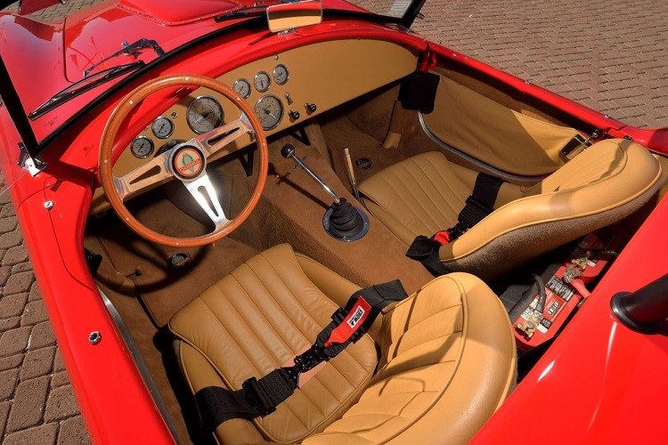Nội thất xe được bọc da màu nâu. Logo Carroll Shelby có thể được tìm thấy ở bảng đồng hồ vòng tua, tốc độ… với cách bố trí S/C truyền thống. Ngoài ra, xe còn đi kèm bộ thảm thửa riêng cho phiên bản Cobra.