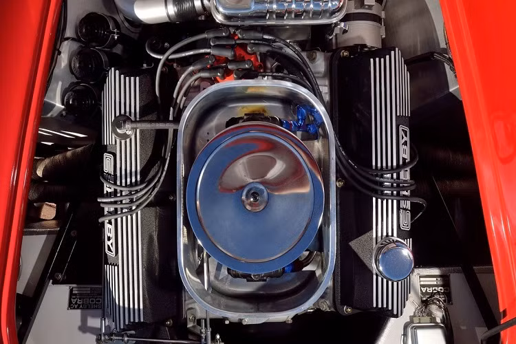 Hệ thống lái cũng mang lại cảm giác thể thao hơn với cơ cấu bánh răng – thanh răng truyền thống. Bộ tản nhiệt, 2 quạt làm mát và bộ vi sai cũng được Shelby chế tác từ chất liệu hợp kim nhôm