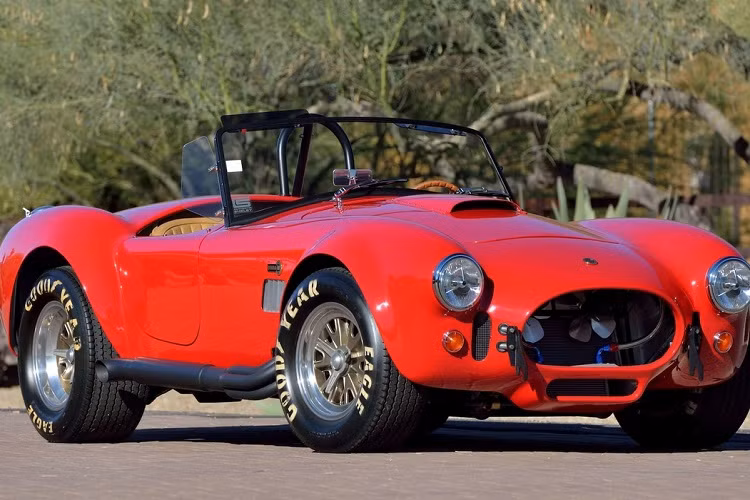 Buổi đấu giá sẽ được tổ chức tại sân vận động State Farm, Arizona, Mỹ. Sự kiện sẽ kéo dài trong 3 ngày, từ 18-20/3 năm 2021. Ngoài chiếc Shelby 427 Cobra, bộ sưu tập được mang ra đấu giá còn có nhiều mẫu xe hấp dẫn khác như Ferrari 599 GTO, F12tdf, Mercedes-Benz SLS AMG Black Series, Saleen S7 Twin Turbo