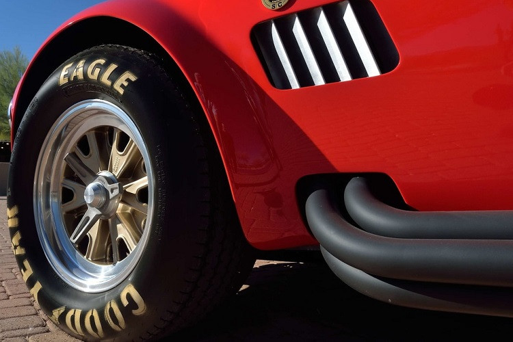 Toàn bộ phần thân xe được làm từ hợp kim nhôm thủ công. Xe sử dụng bộ mâm 15 inch với thiết kế khóa bánh đặc trưng do Halibrand sản xuất, vốn thường được bắt gặp trên những mẫu xe đua của Mỹ.