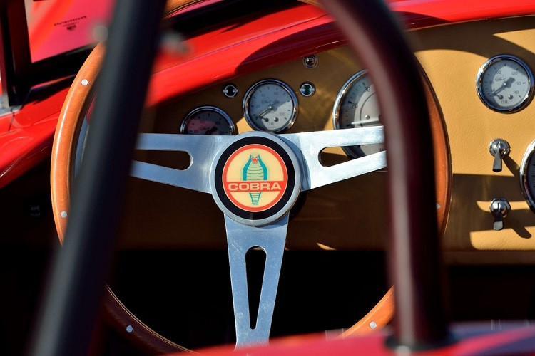 Vô lăng của xe có kích thước 15 inch nguyên bản cùng logo Cobra. Khung bảo vệ người lái cũng làm từ hợp kim.