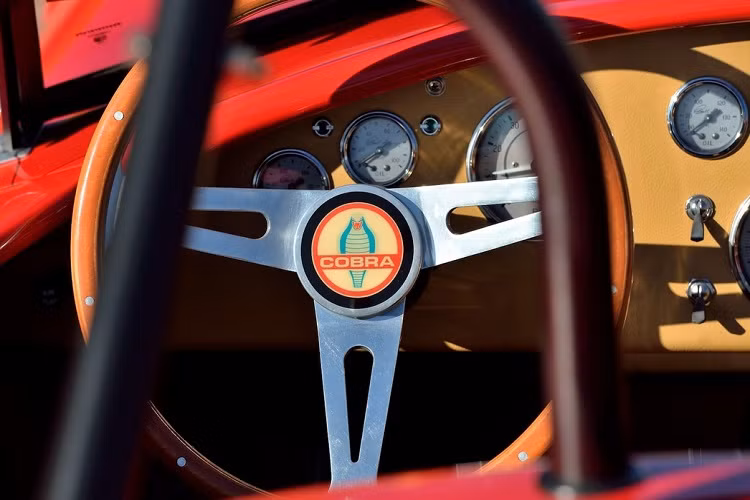 Vô lăng của xe có kích thước 15 inch nguyên bản cùng logo Cobra. Khung bảo vệ người lái cũng làm từ hợp kim.